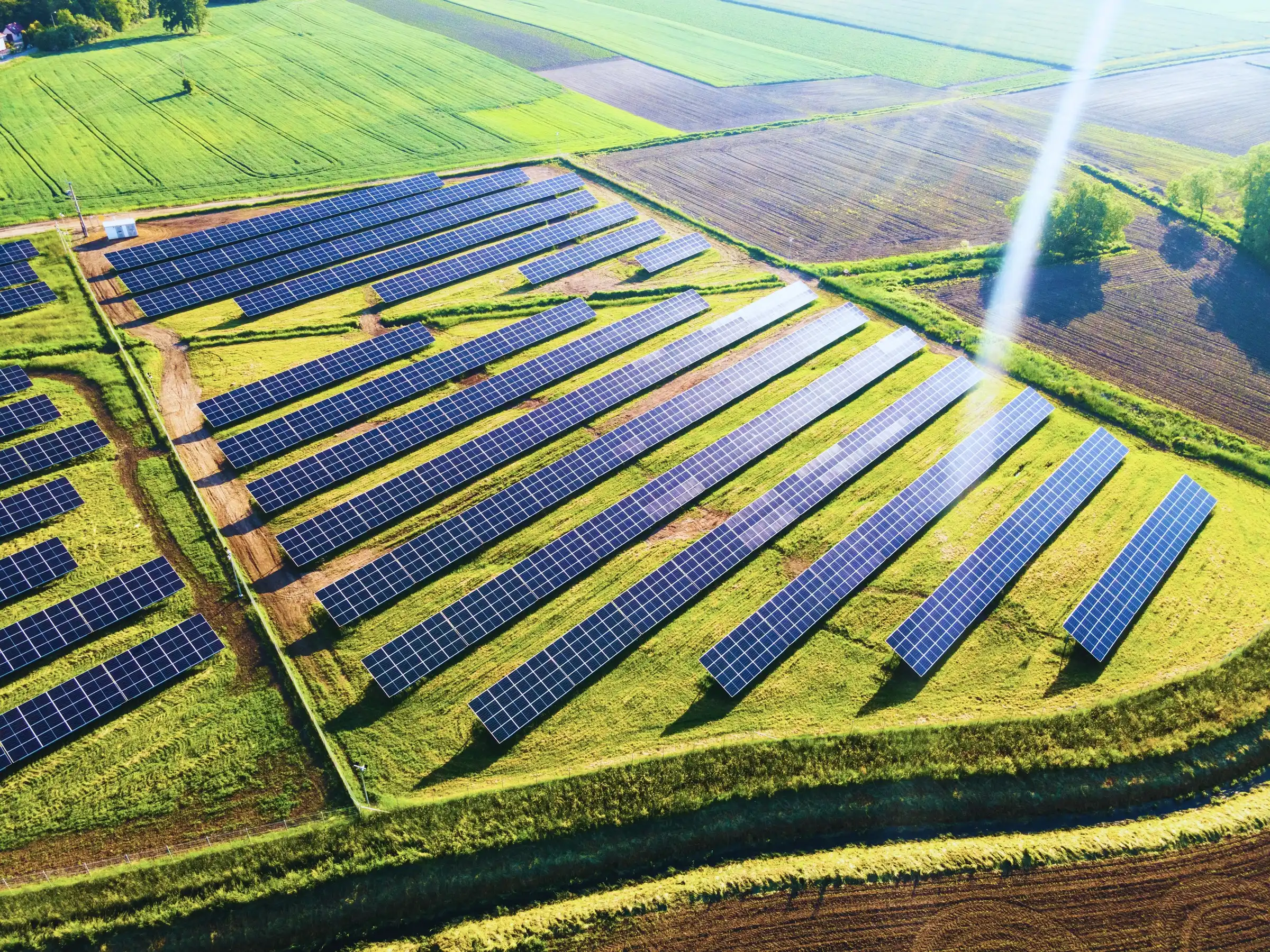 Vue aérienne d'une centrale photovoltaïque au sol installée sur des parcelles agricoles